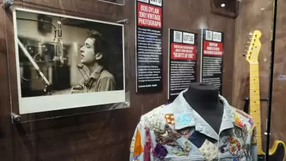 Bob Dylan's "Mr. Tambourine Man" Draft Lyrics Sell for Over Half a Million Dollars