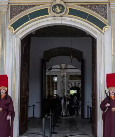 Topkapı Palace brings history to life with 'silahtar' uniformed guards
