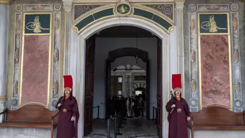 Topkapı Palace brings history to life with 'silahtar' uniformed guards